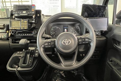 タクシー車両用カーナビ取付台の制作｜ドリンクホルダー部を活用した専用設計