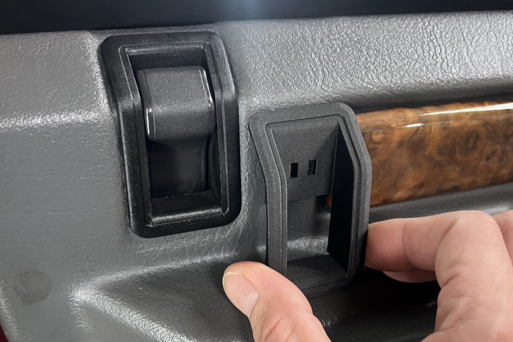 ドア部品：取付部